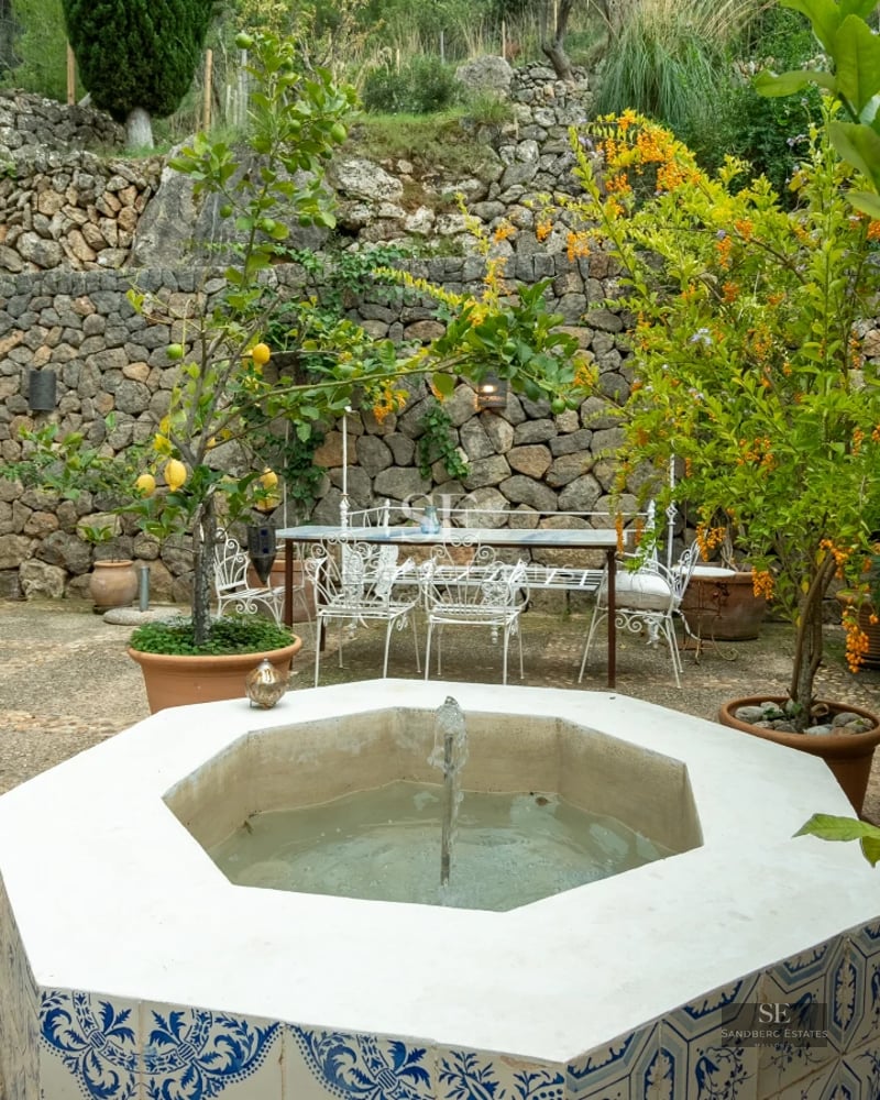 Exterior view of a modern house with an infinity pool. Minimalist design featuring large windows and a lush garden.