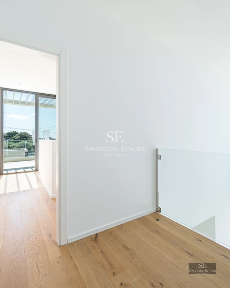 Expansive terrace with infinity pool, sun loungers, umbrellas, and panoramic sea views. Modern and elegant design. Ideal for relaxation.