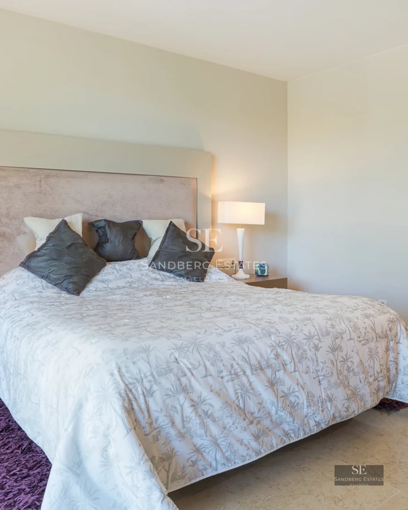 Exterior view of a luxurious, modern home featuring an infinity pool, garden, and expansive terraces. Minimalist design and high-end finishes.