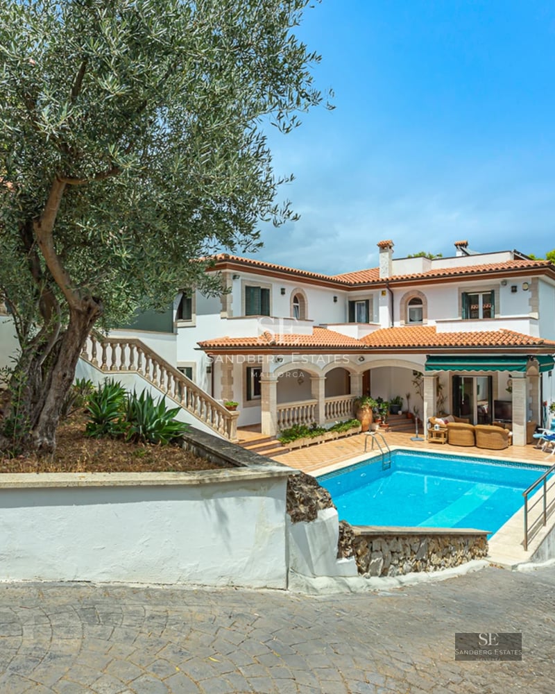 Image of a luxury villa with an infinity pool. Modern architecture, manicured garden, and stunning views. Ideal for relaxation and comfort.