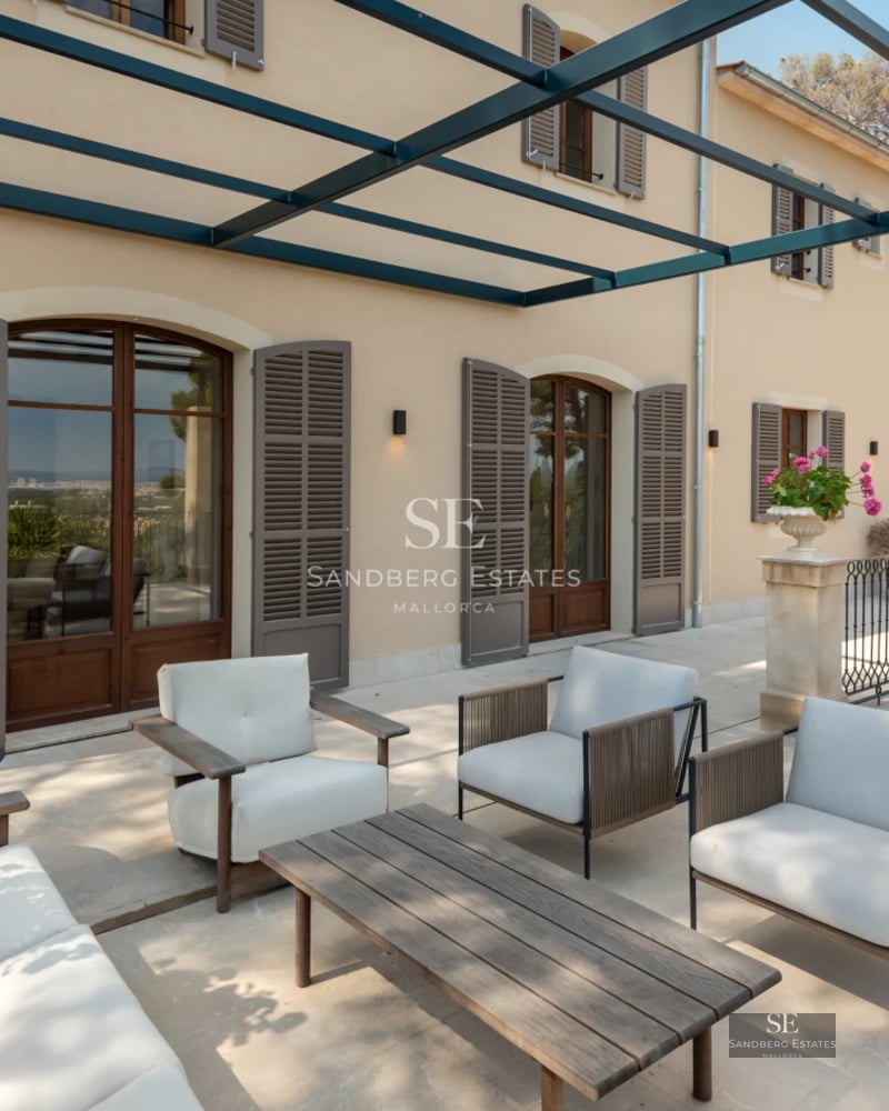 Exterior view of a modern villa with infinity pool, large windows and lush greenery. Minimalist architecture.