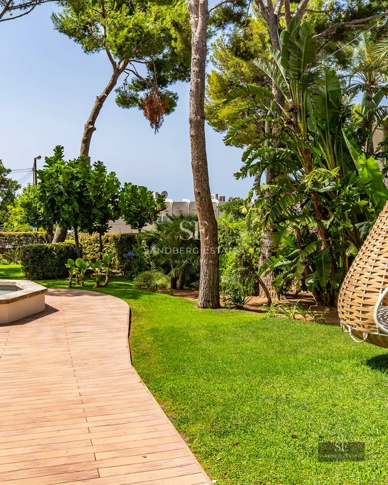 View of modern villa with infinity pool. Minimalist architecture, large windows, and lush garden. Contemporary design.