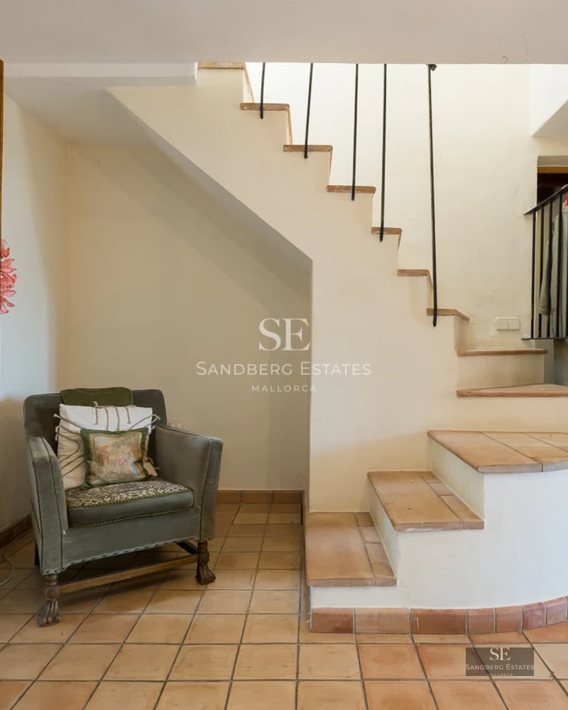 Bright living room with pool access. Large windows, modern design, neutral colors. Ideal for relaxation and entertainment.