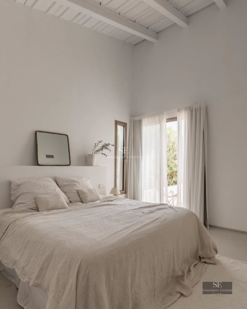 Exterior view of a modern villa with an infinity pool, garden, and terrace. Minimalist architecture with large windows and high-quality finishes.