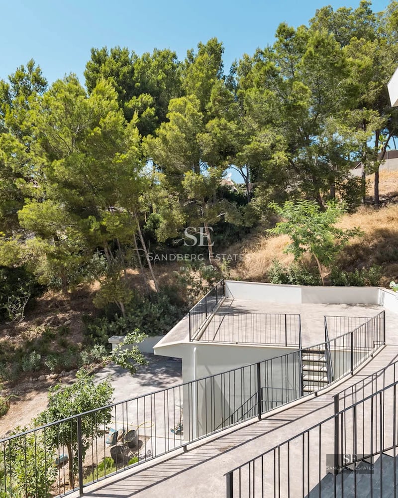 Exterior view of a modern villa with an infinity pool. Minimalist architecture, large windows and elegant landscaping.