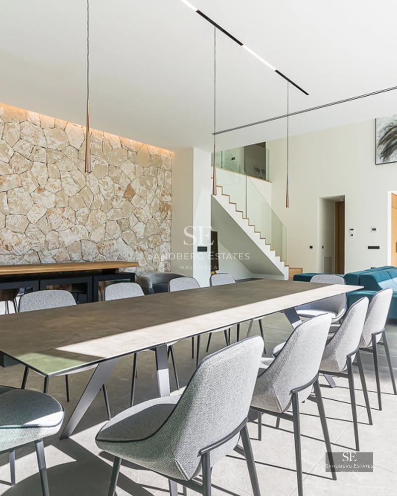 Vue extérieure d'une maison moderne avec piscine étincelante. Larges fenêtres, architecture minimaliste. Jardin luxuriant. Design avant-gardiste.