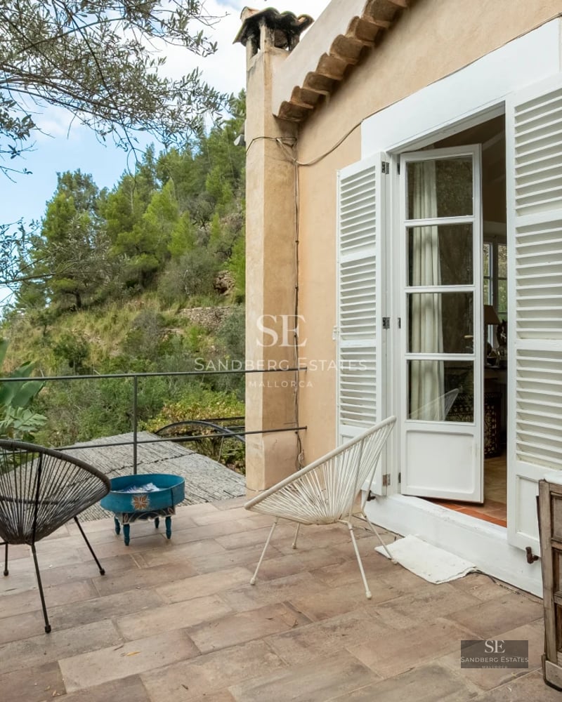 Exterior view of a modern villa featuring an infinity pool, lush garden, and spacious terraces. Sleek design and high-end finishes.