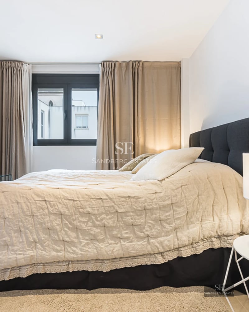 Image of a luxurious villa with an infinity pool, expansive terraces, and lush tropical garden. Modern design with high-quality finishes.