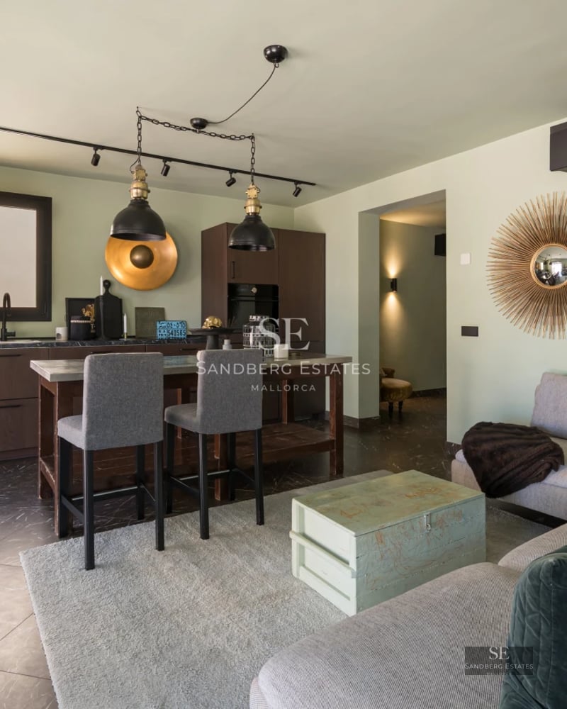 Spacious terrace with infinity pool. Panoramic views. Modern design with natural materials and elegant furniture. Relaxation and luxury.