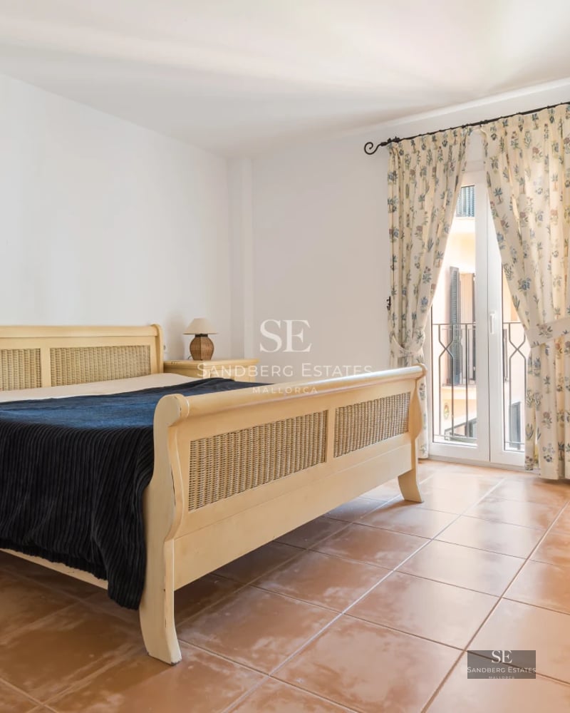 Image of an infinity pool with panoramic views. Modern design, glass, and landscaped surroundings. Luxury and comfort.