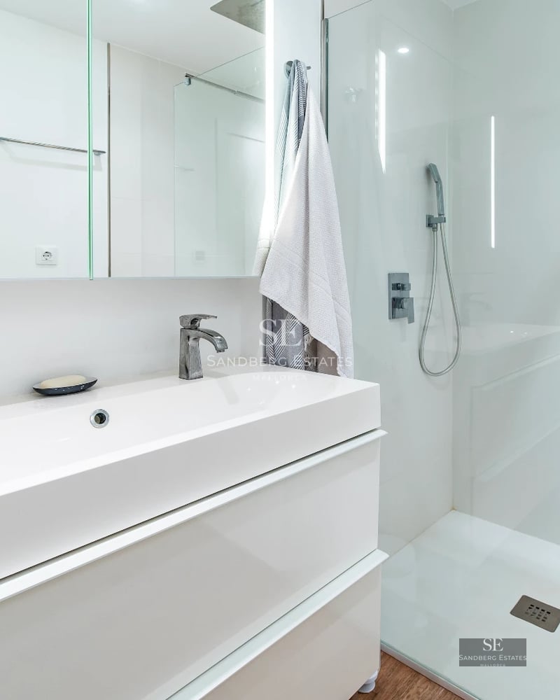 Image of a luxury villa with infinity pool, surrounded by lush vegetation. Modern and elegant design with large windows and terraces.