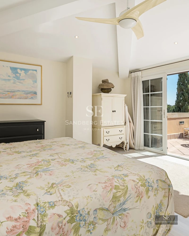 Bright living room with infinity pool access. Panoramic windows, modern design, light wood floors. Elegant and relaxing atmosphere.