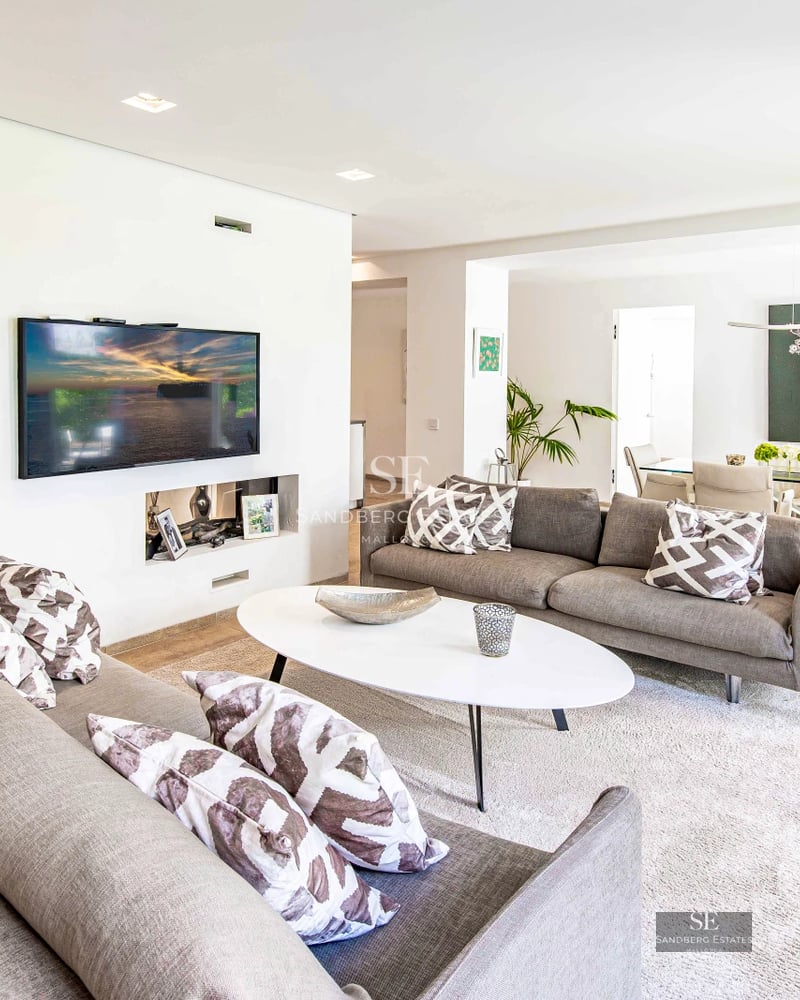 Spacious terrace with swimming pool, sea view. Modern design, elegant furniture, natural lighting. Ideal space for relaxing and enjoying.