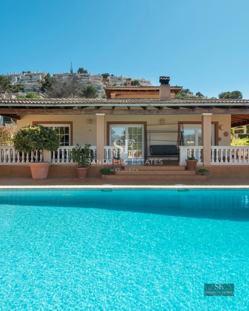 Spacious living room with floor-to-ceiling windows, sea view and balcony. Modern, bright design with luxury furniture. Ideal for living or investment.