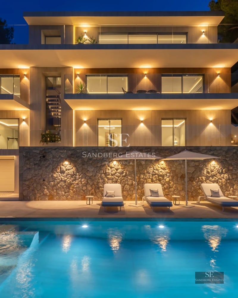 Spacious terrace with infinity pool, sun loungers and panoramic views. Modern design with natural materials and natural light.