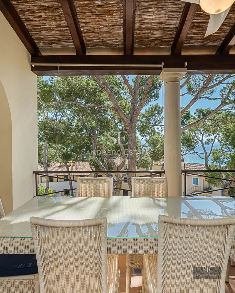 Exterior view of a modern villa with an infinity pool. Minimalist design, large windows, and lush garden. Luxury and comfort.