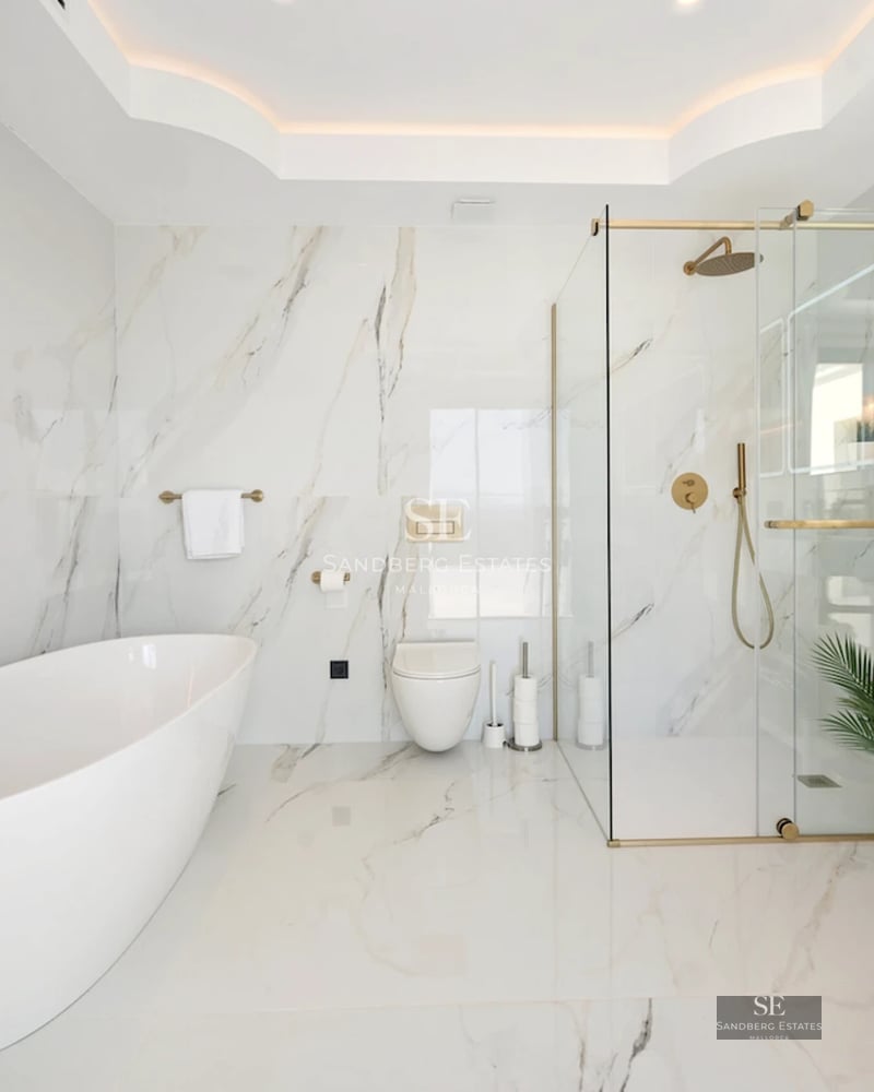 Image of a luxurious residence with a pool, surrounded by greenery. Modern and minimalist architecture with large windows.