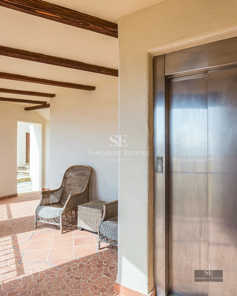 Grand salon avec baies vitrées, cheminée moderne et canapés design. Éclairage naturel et palette de couleurs neutres. Élégant et lumineux.