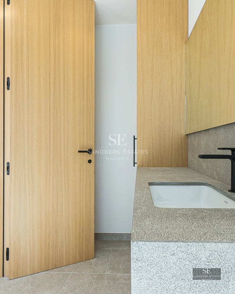 Extérieur de villa moderne avec piscine à débordement, entourée d'un jardin et d'une architecture minimaliste. Design élégant et vue panoramique.