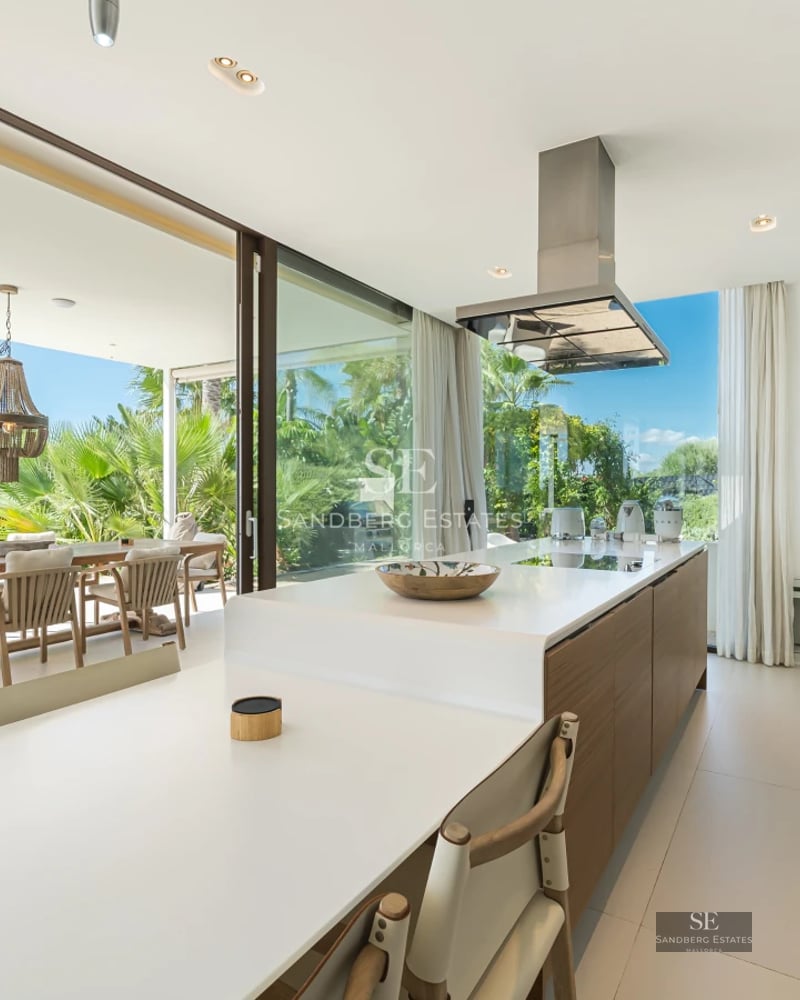 Exterior view of a luxury villa with swimming pool, lush garden and modern architecture. Ideal for families and entertaining.