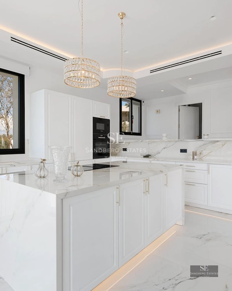 View of a modern swimming pool with sun loungers, parasol, and a luxurious two-story house in the background. Minimalist and elegant design.