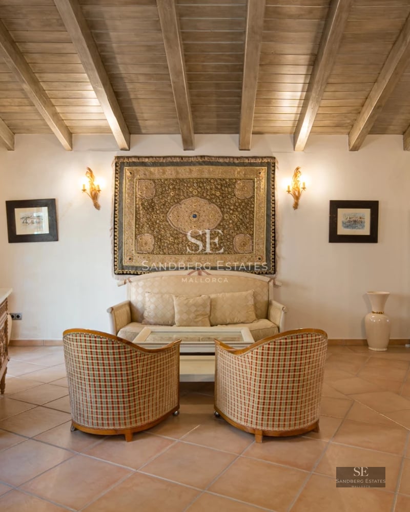 Exterior view of a modern villa featuring an infinity pool, spacious garden, and minimalist architecture. Ideal for families.