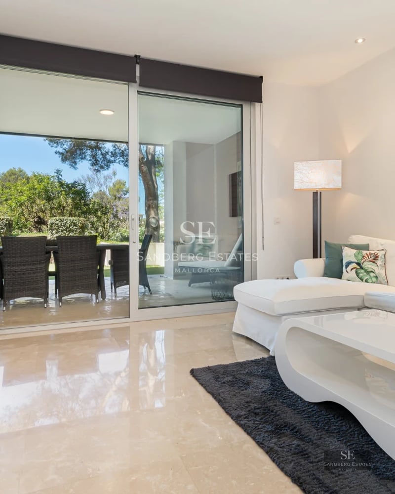 View of a modern pool with sun loungers and lush vegetation. Minimalist and relaxing design. Ideal for rest and relaxation.