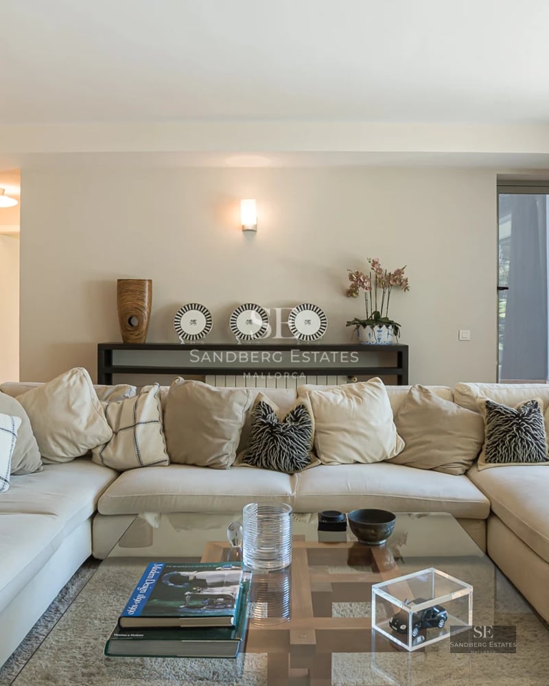 Exterior view of modern villa with infinity pool. Minimalist architecture, large windows, and lush vegetation.