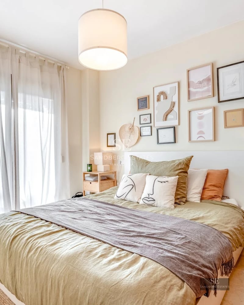 Vue panoramique d'une villa moderne avec piscine à débordement, grandes terrasses et design minimaliste. Éclairage naturel et palette de couleurs neutres.