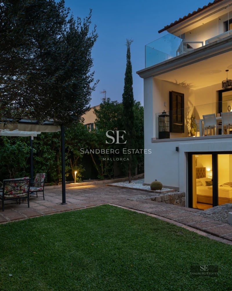 Exterior view of a modern house with pool. Minimalist architecture, large windows, and lush garden. Elegant and contemporary design.