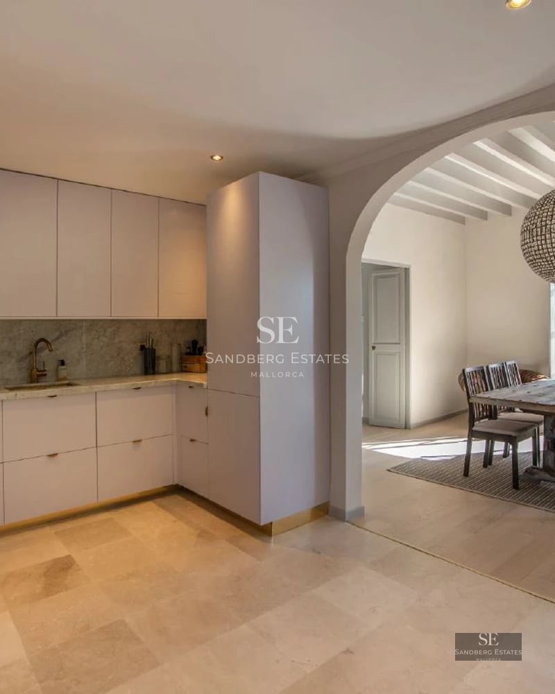 Infinity pool view with integrated jacuzzi and lush greenery. Modern architecture with spacious terraces and direct access to nature.