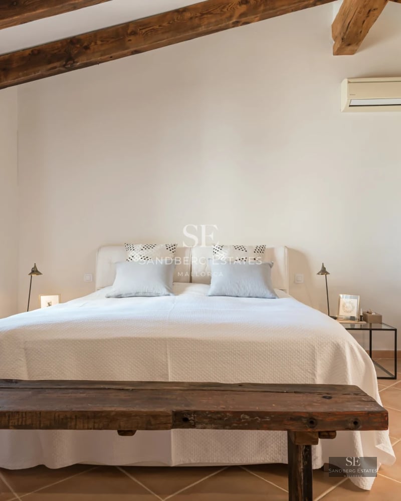 Panoramic view of a modern house with infinity pool, lush greenery, and large windows. Contemporary and minimalist design.