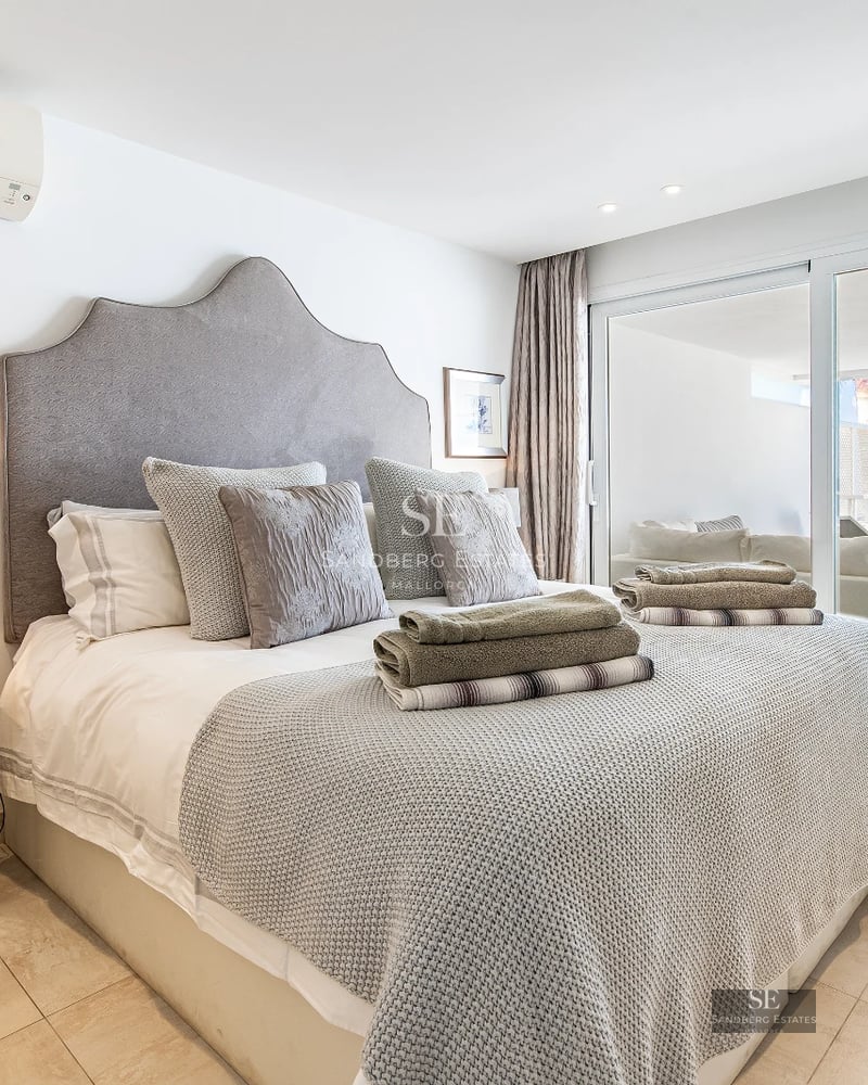 Exterior view of a modern villa with infinity pool. Large windows, minimalist design, lush gardens, and high-quality materials.