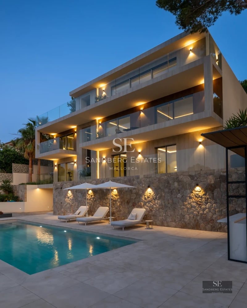 Expansive terrace with infinity pool, panoramic sea views. Modern design, elegant furniture, relaxing atmosphere.