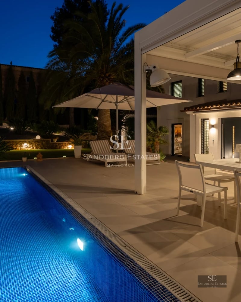 Spacious terrace with infinity pool, sea view, modern furniture, and minimalist architecture. Elegant and luxurious design.