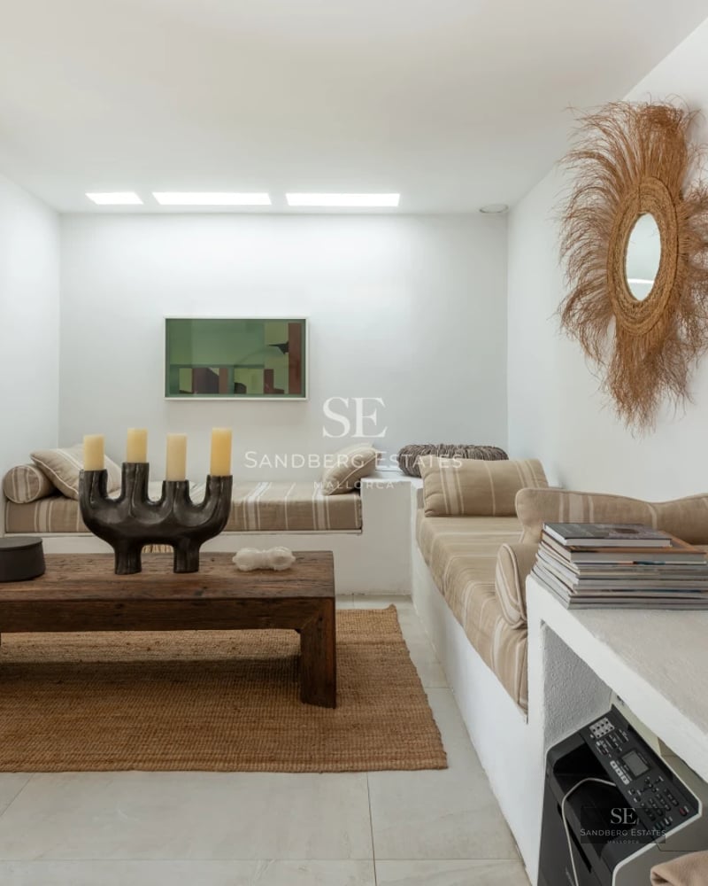 Exterior view of a luxurious house with swimming pool, garden, and modern architecture. Natural lighting and elegant design.