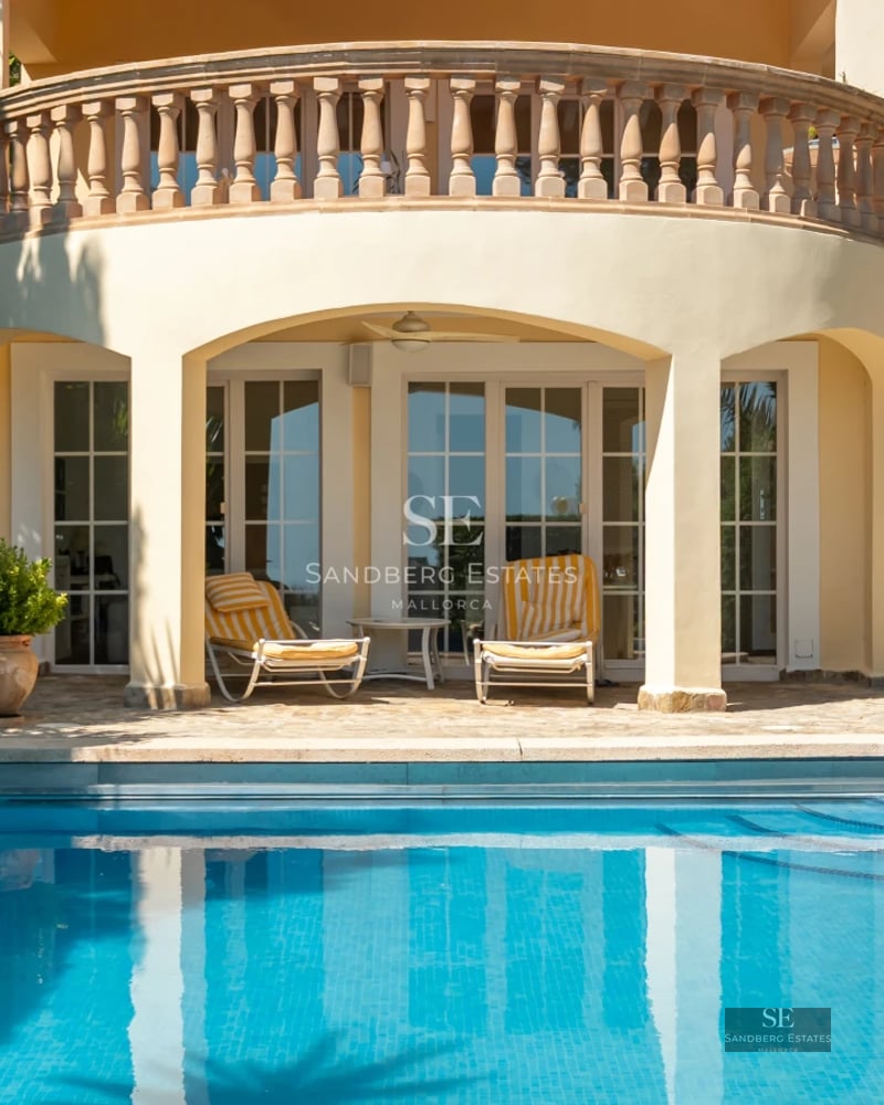 Exterior view of a modern villa featuring an infinity pool, landscaped gardens, and minimalist architectural design. Ideal for relaxation and luxury.