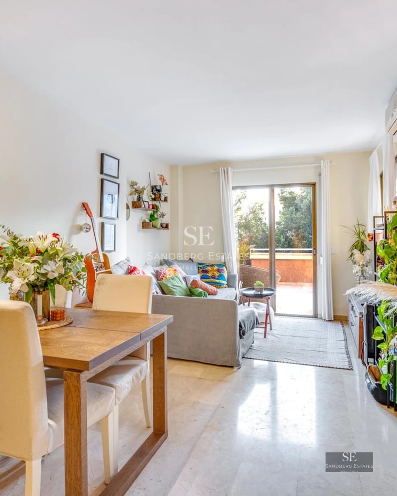 Vue d'une piscine moderne entourée de gazon et d'arbres, avec une maison au design contemporain en arrière-plan.