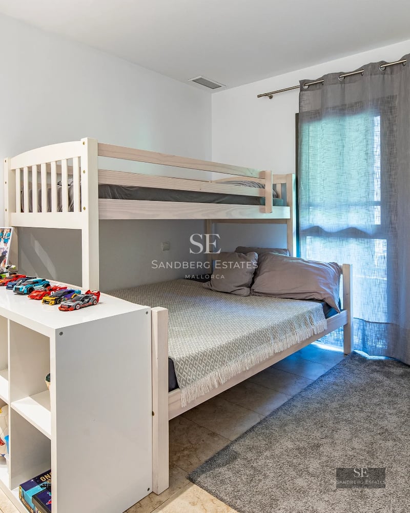 View of a luxurious modern villa with infinity pool, garden, and minimalist design. Large windows and sunny terraces.