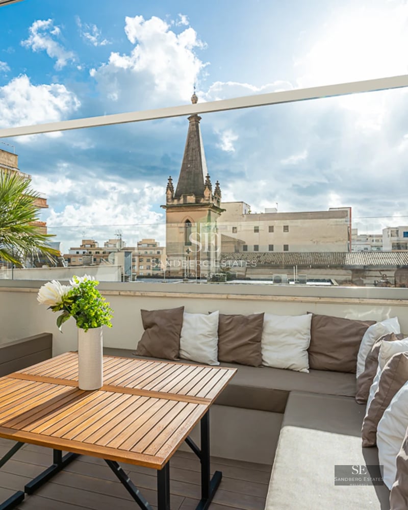 Panoramic view of a luxurious villa featuring an infinity pool, lush green lawn, modern design, and expansive windows. Ideal investment.