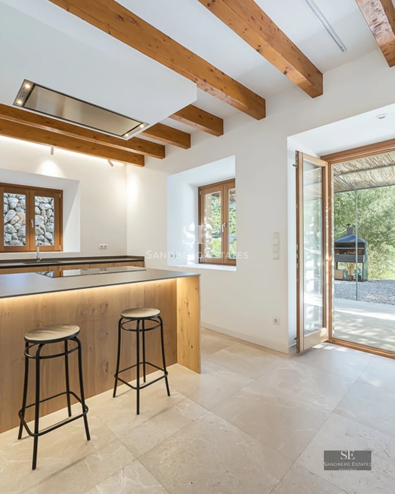 Exterior view of a modern villa with infinity pool, garden, and spacious terraces. Elegant architecture and stunning views.