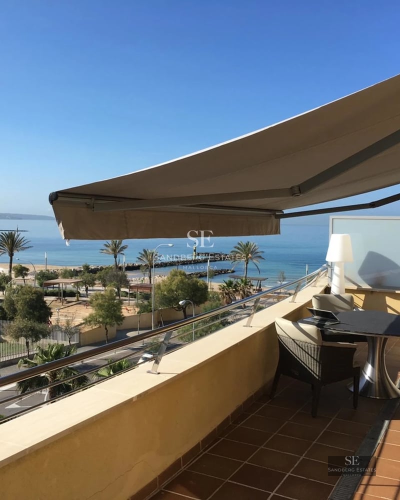 Vaste terrasse avec piscine à débordement et vue panoramique. Design moderne avec mobilier élégant et jardins luxuriants.
