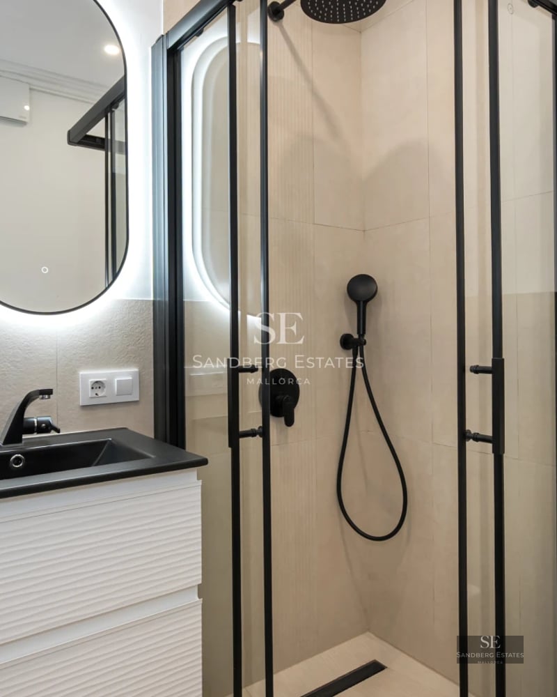 View of a modern design pool, surrounded by greenery and minimalist architecture. Natural lighting and high-quality finishes.