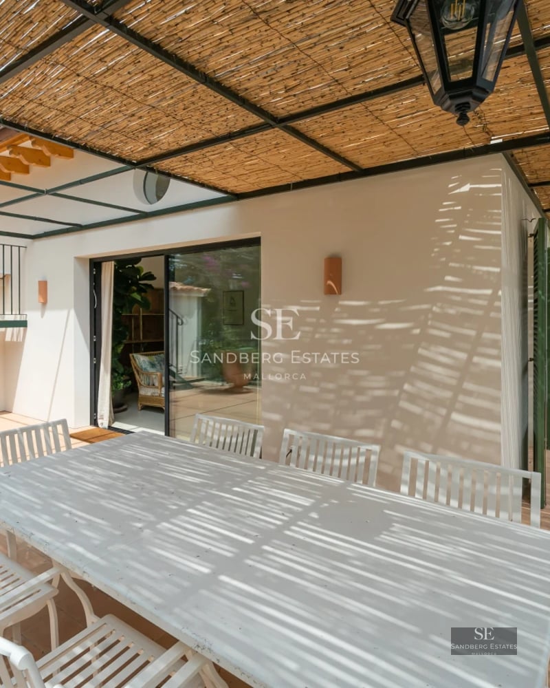 Spacious living room with large windows overlooking the sea. Modern design, abundant natural light, and spacious balcony. High-end furniture and finishes.