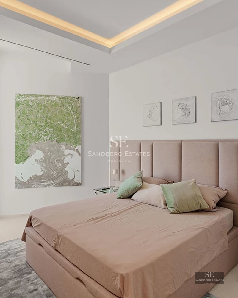 Image of a modern pool with a lush garden. Elegant design, reflective pool. Ideal for relaxation and outdoor entertainment.