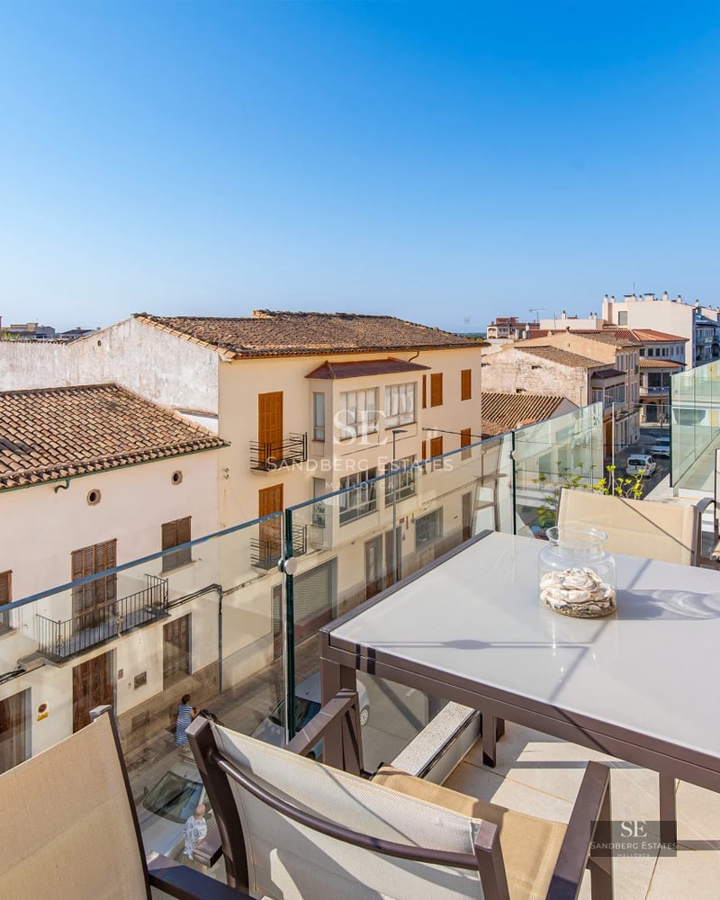 Exterior of a modern villa featuring an infinity pool, lush greenery, and expansive terraces. Minimalist and elegant architectural design.