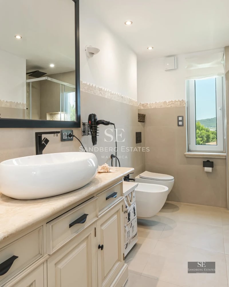 Spacious terrace with infinity pool and panoramic sea views. Modern architecture with high-quality finishes and elegant furnishings.