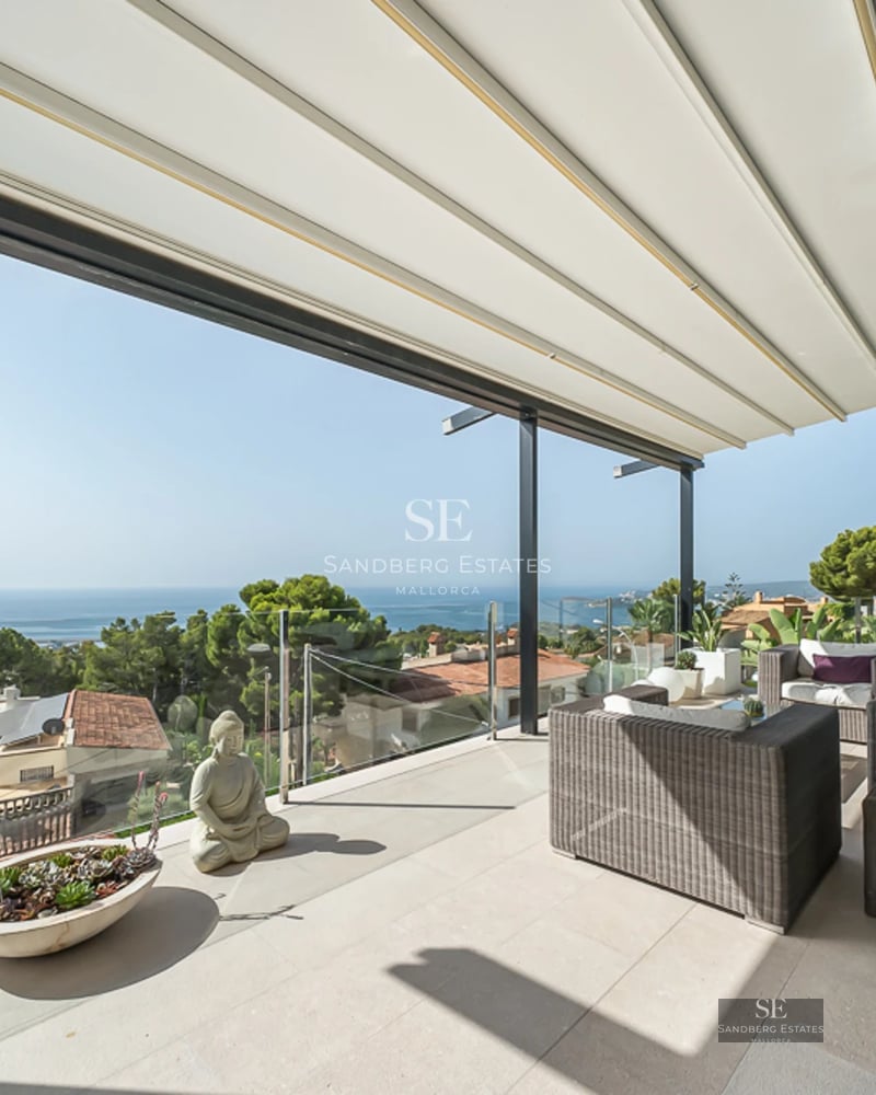 Spacious living room with fireplace, floor-to-ceiling windows and garden view. Modern design, abundant natural light and high-quality finishes.