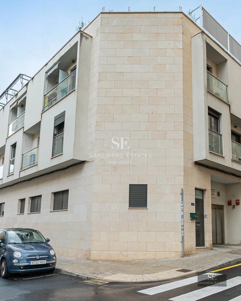 Aerial view of a luxurious modern villa with infinity pool, large garden, and minimalist architectural design. High-quality finishes.