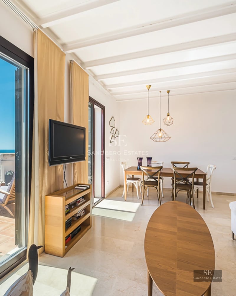 Modern facade with infinity pool. Minimalist architecture, large windows, garden, and abundant natural light.